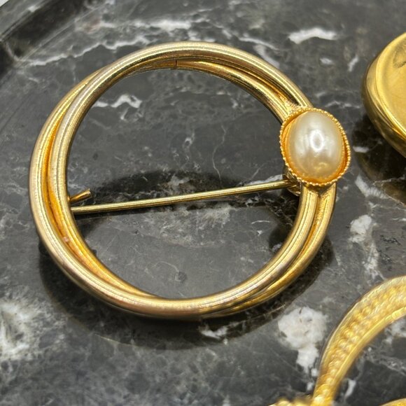 Designer Lot Brooches Napier, Gerry & Faux Pearl Round Pin Gold-Tone Vintage - Picture 6 of 12